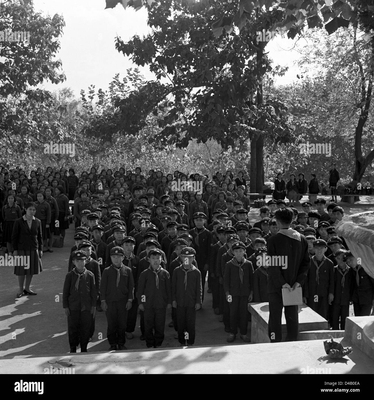North Korean pioneers in uniform stand in marching order in front of the entrance to the Sinchon museum concerning US war crimes, photographed on the 4th of November in 1971.    Photo: ddrbildarchiv.de / Klaus Morgenstern - GESPERRT FÜR BILDFUNK Stock Photo