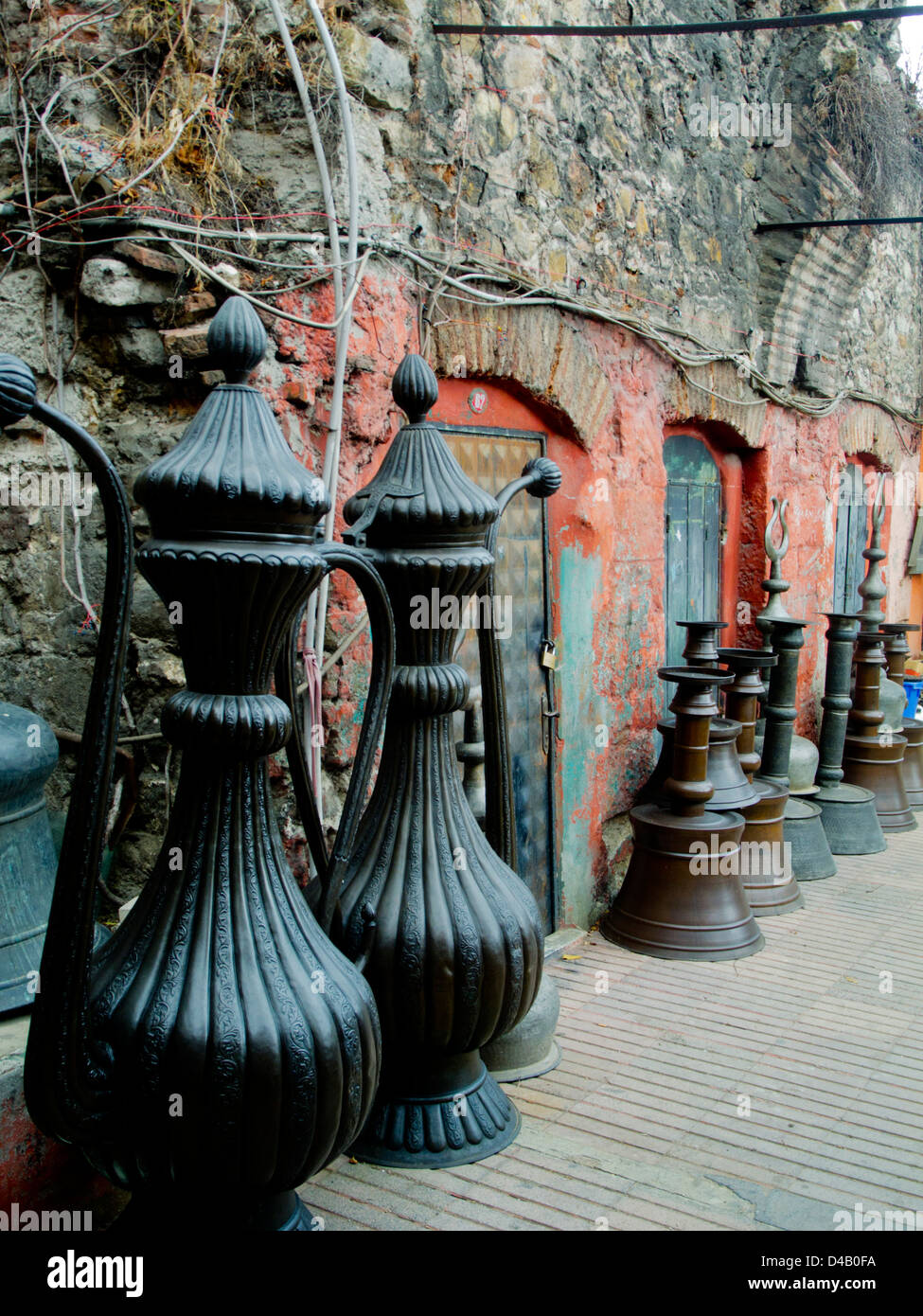 Türkei, Istanbul, Kupferschmiede in einem Han im Grossen Basar Stock Photo
