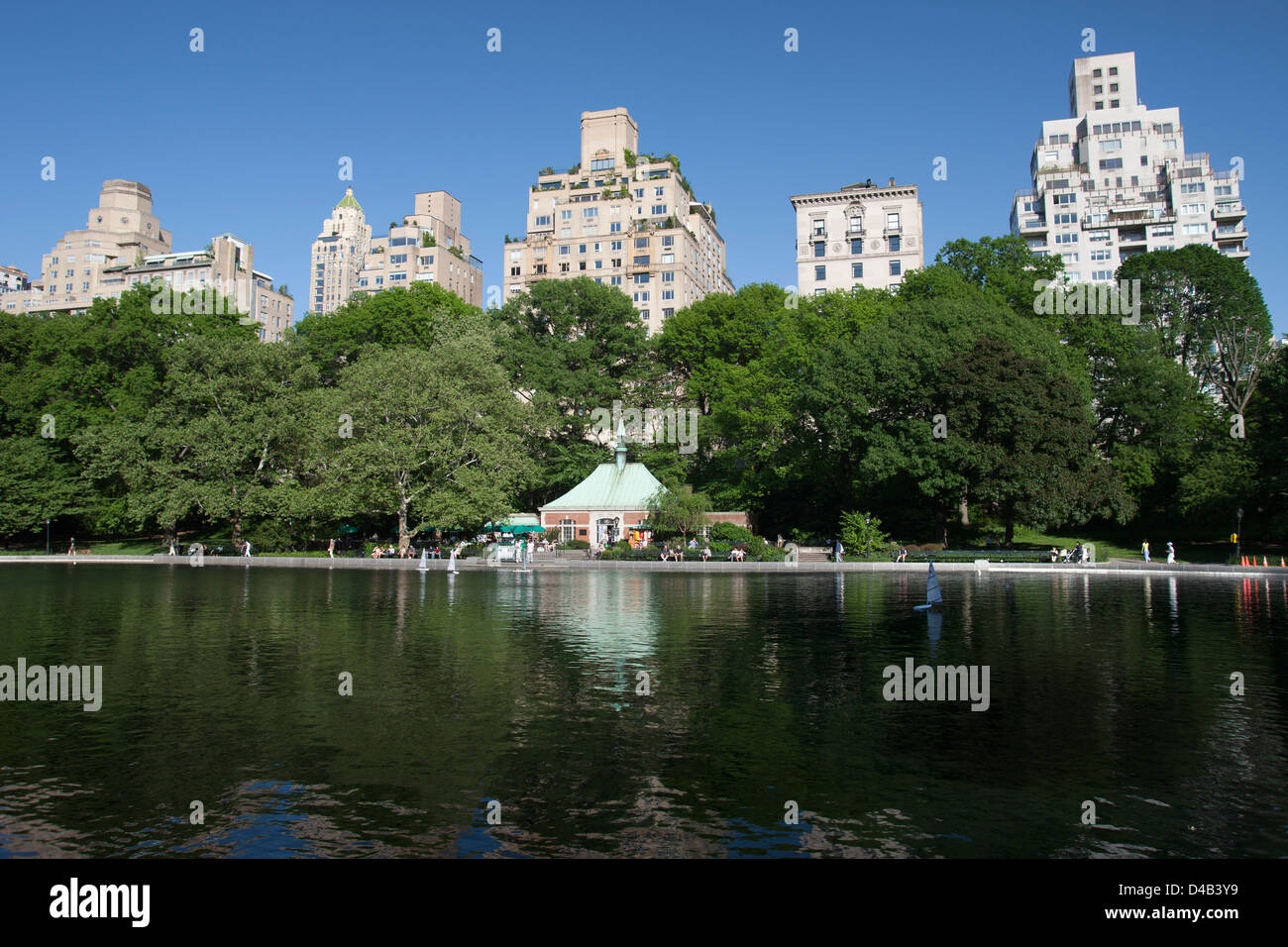 CONSERVATORY WATER MODEL BOAT POND CENTRAL PARK EAST MANHATTAN NEW YORK CITY USA Stock Photo