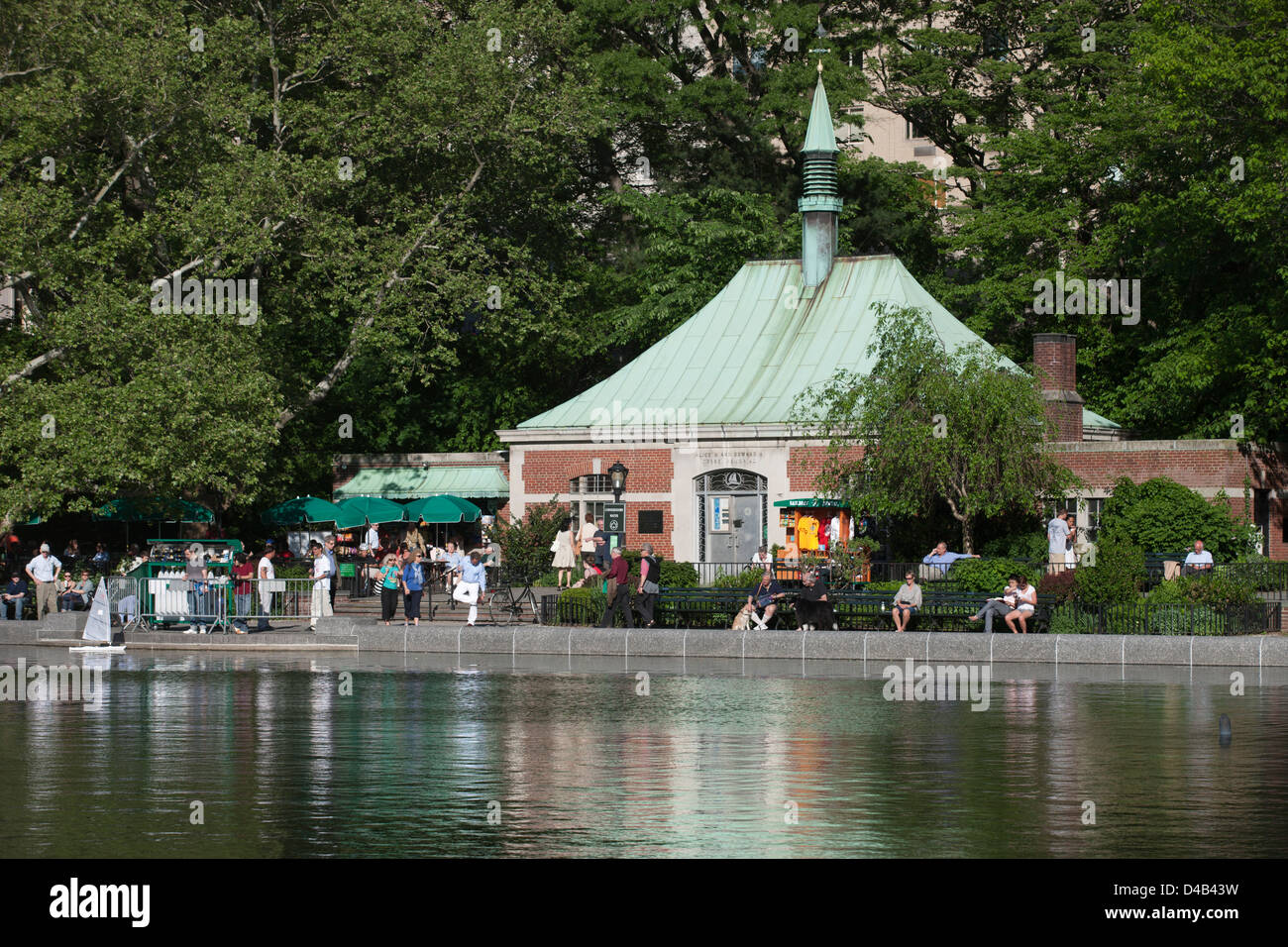 CONSERVATORY WATER MODEL BOAT POND CENTRAL PARK EAST MANHATTAN NEW YORK CITY USA Stock Photo