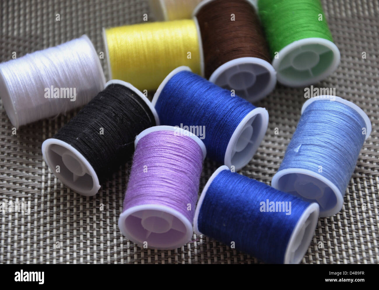 Sew threads hi-res stock photography and images - Alamy