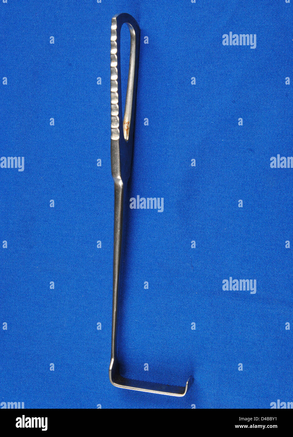 This handheld retractor is used to maintain wound exposure during a