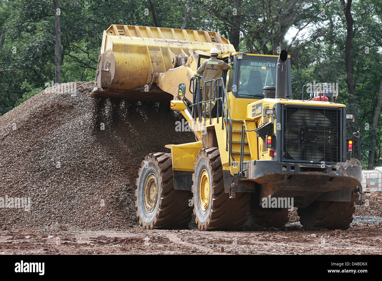 FQM yellow four wheeled mining loader piling gravel at Sentinel. Stock Photo