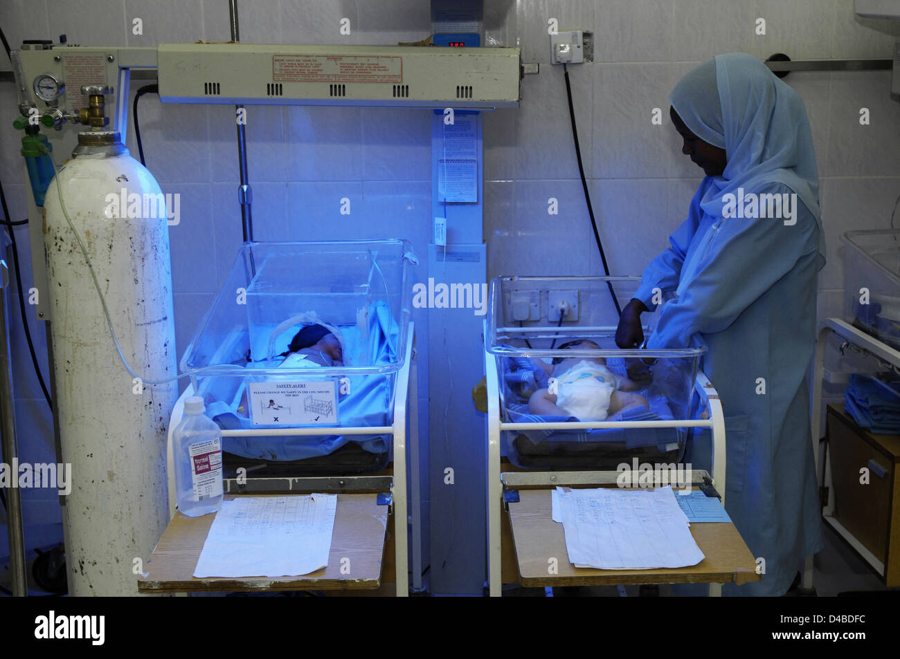 The babies each in incubator under phototherapy treat jaundice help