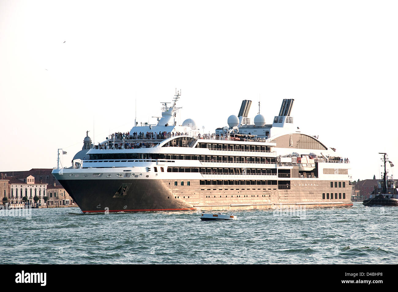 Venice cruise boat hi-res stock photography and images - Alamy