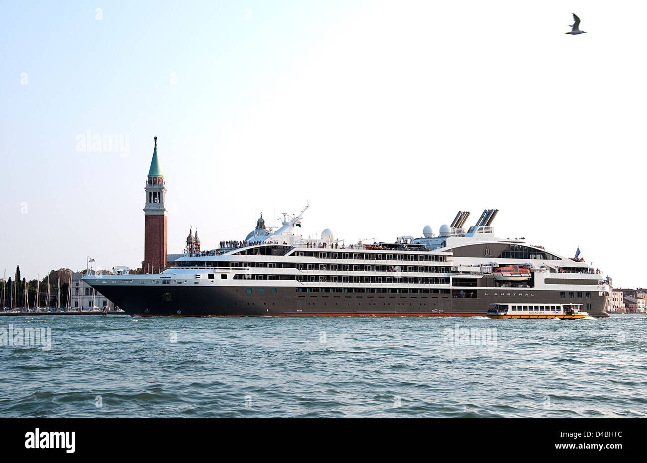 Gondola cruise in venice hi-res stock photography and images - Alamy