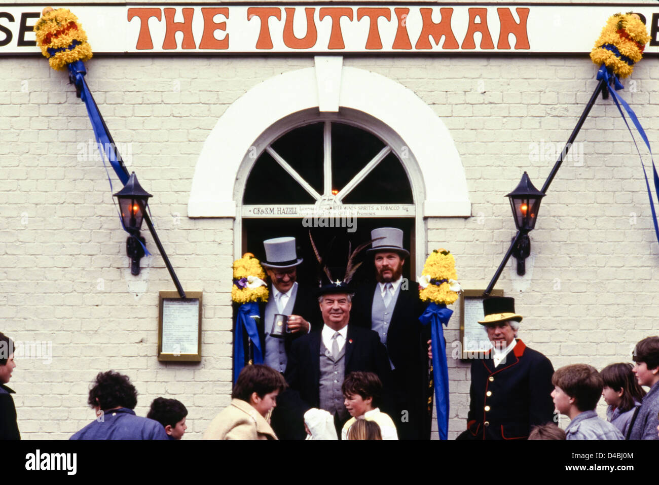The Tuttimen Orangeman & Bellman outside The Tuttiman pub Hocktide Ceremony annual custom celebrated at Hungerford Berkshire England UK Stock Photo