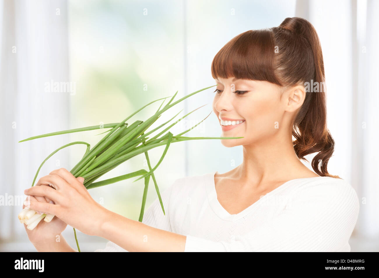 Человек не ест лук. Смешной лук. Женщина режет лук. Женщина кушает зеленый лук. Девушка ест лук.