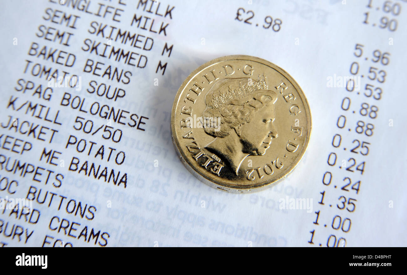 SUPERMARKET TILL RECEIPT WITH ONE POUND COIN RE RISING FOOD COSTS INCOMES WAGES HOUSEHOLD BUDGETS SHOPPING PRICES INFLATION UK Stock Photo