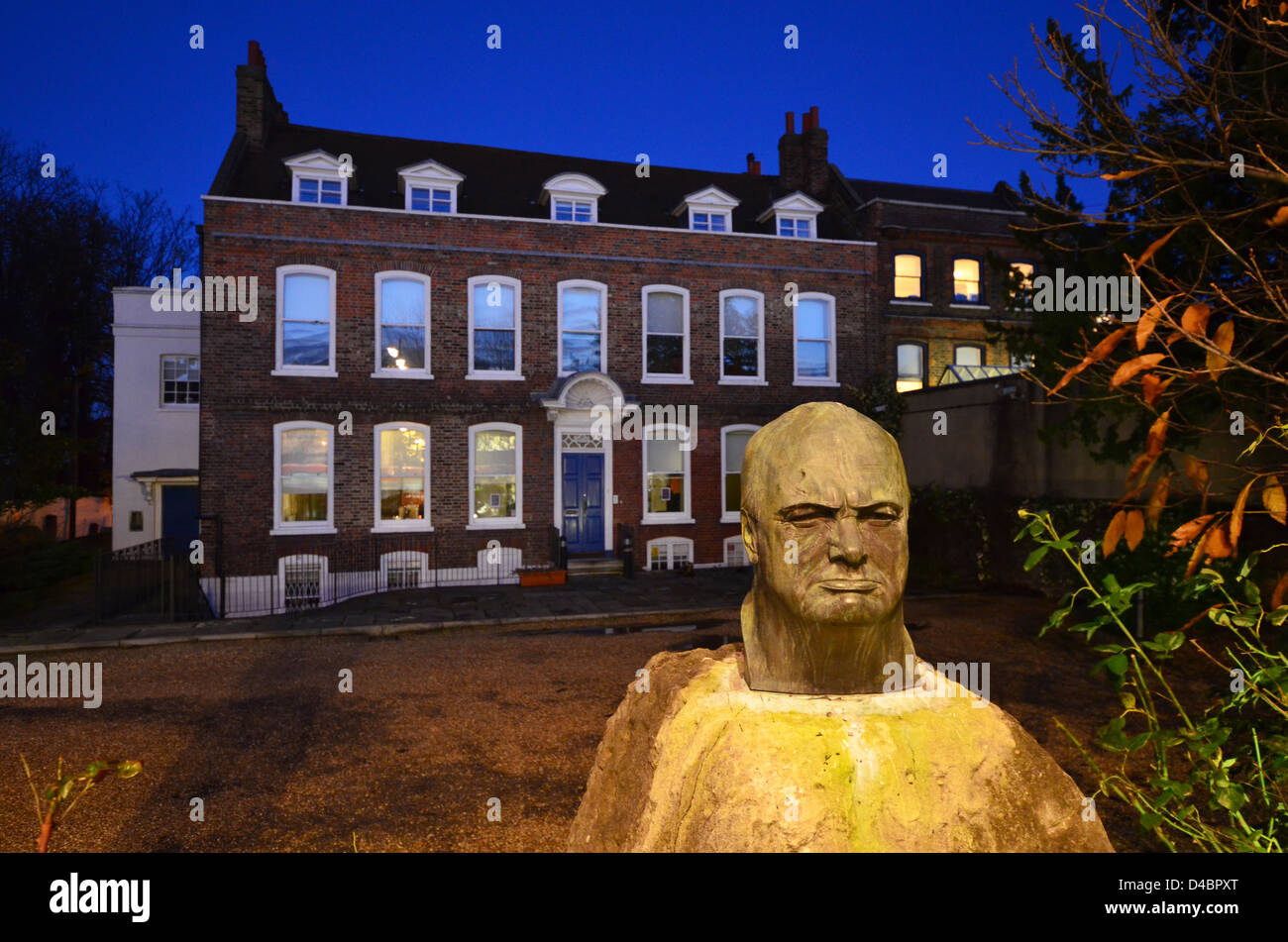 BUST OF SIR WINSTON CHURCHILL IN FRONT OF THE MANOR HOUSE, WANSTEAD HIGH STREET, LONDON Stock Photo