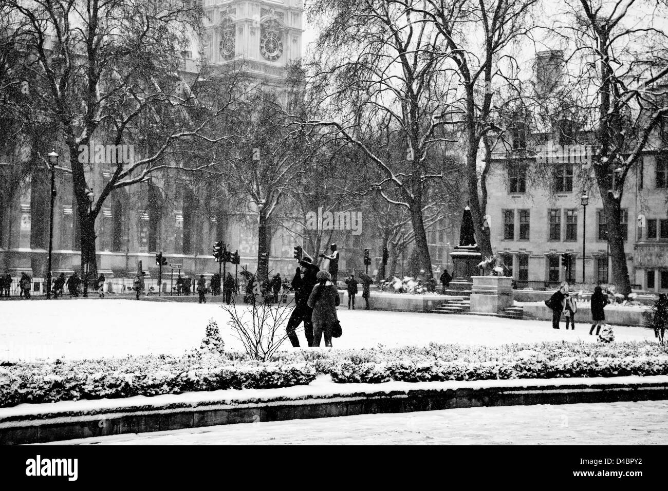 Snow on street in london Black and White Stock Photos & Images - Alamy