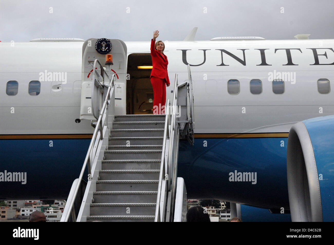 Secretary Clinton Waves Goodbye to Quito, Ecuador Stock Photo - Alamy