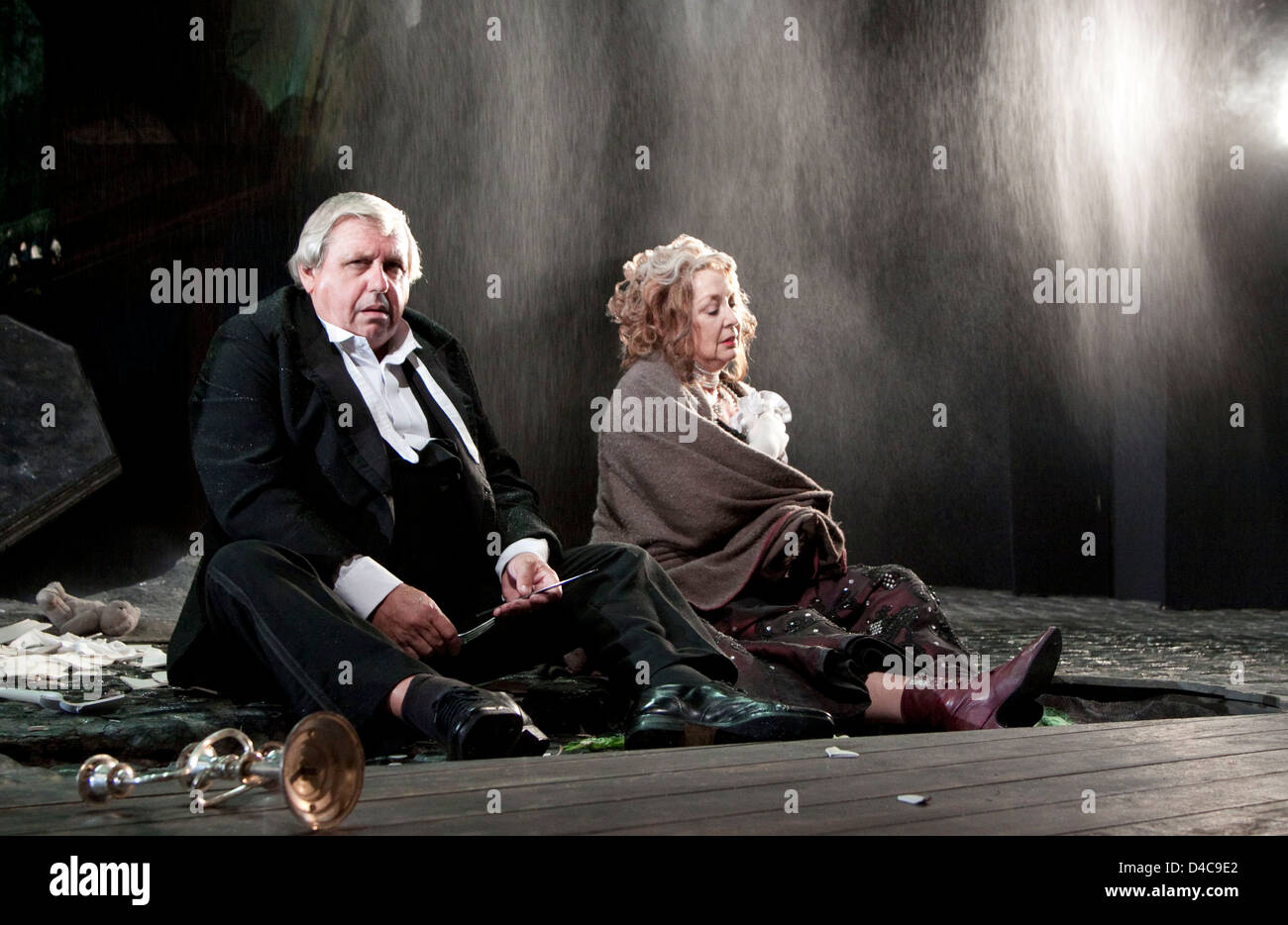 David Roper (Arthur Birling), Sandra Duncan (Sybil Birling) in AN INSPECTOR CALLS by J B Priestley at the Novello Theatre, London WC2 25/09/2009 a National Theatre production  design: Ian MacNeil   lighting: Rick Fisher   director: Stephen Daldry Stock Photo