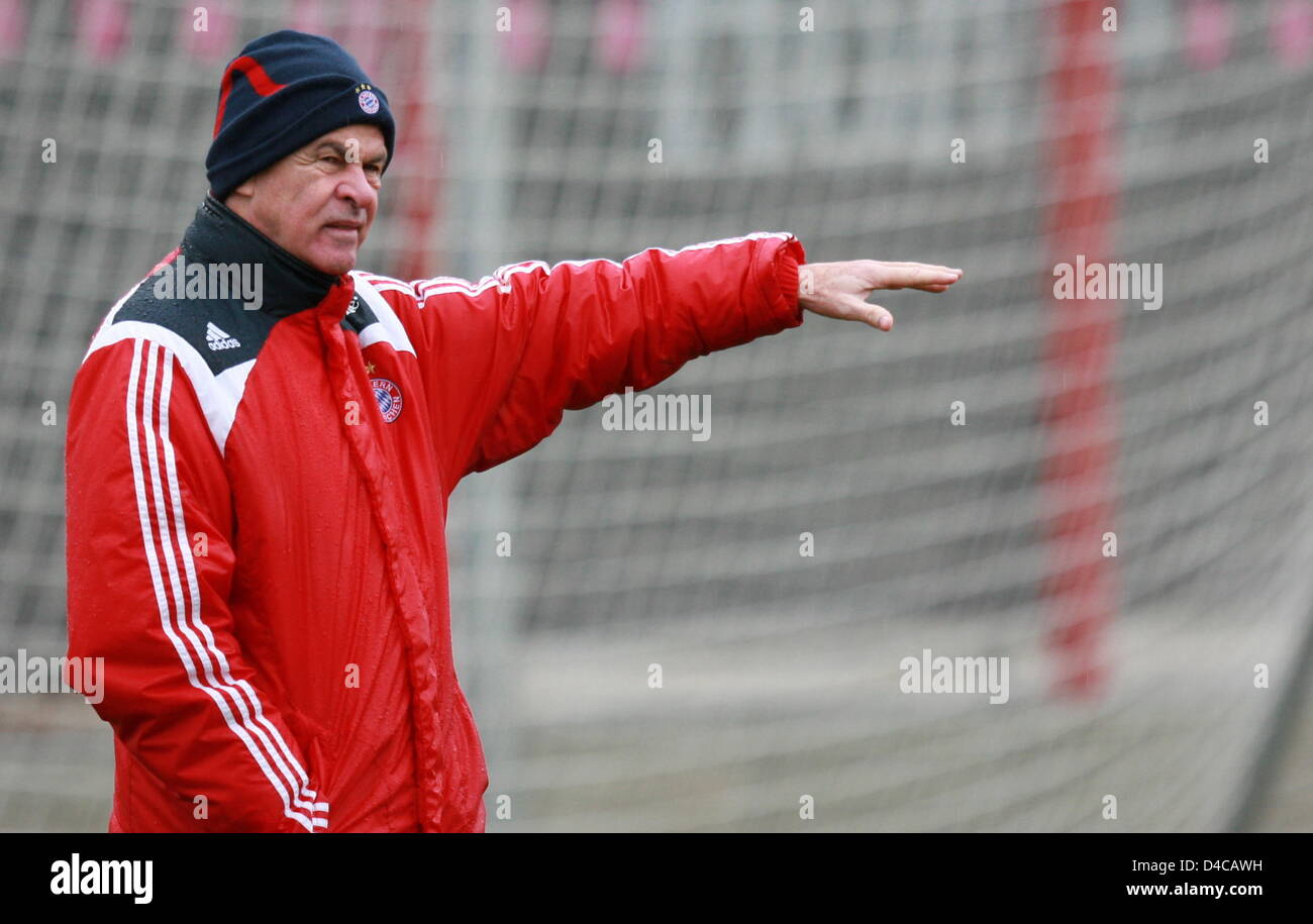 Head coach Ottmar Hitzfeld is pictured during the training in Munich, Germany, 07 January 2008. Photo: Tobias Hase Stock Photo