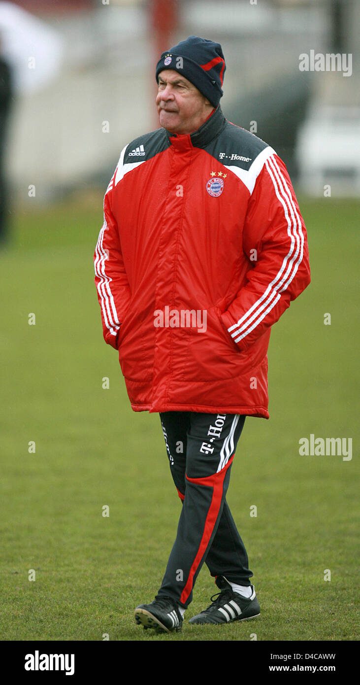 Head coach Ottmar Hitzfeld is pictured during the training in Munich, Germany, 07 January 2008. Photo: Tobias Hase Stock Photo