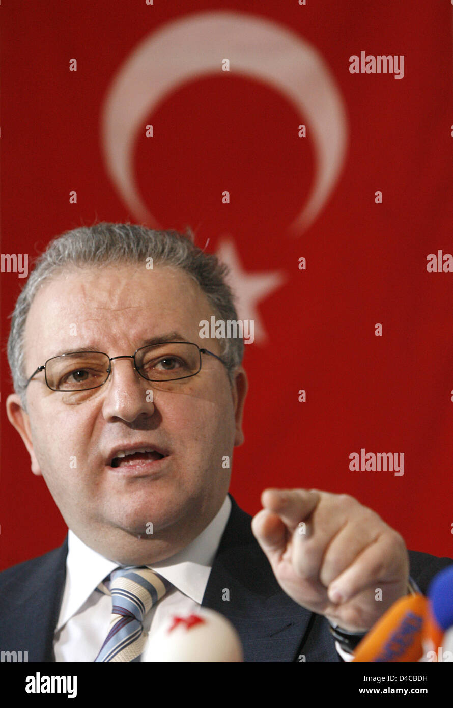 The picture shows Kenan Kolat the chairman of the intrest group Turkish community in Germany (TGD) at a press conference in Berlin, Germany, 10 January 2007. The TGD appealed to the German President to intervene in the heated debate about crime commited by young people in Germany and to help turn the heated debate into a rational discourse. TGD supports the intrests of Germans with Stock Photo