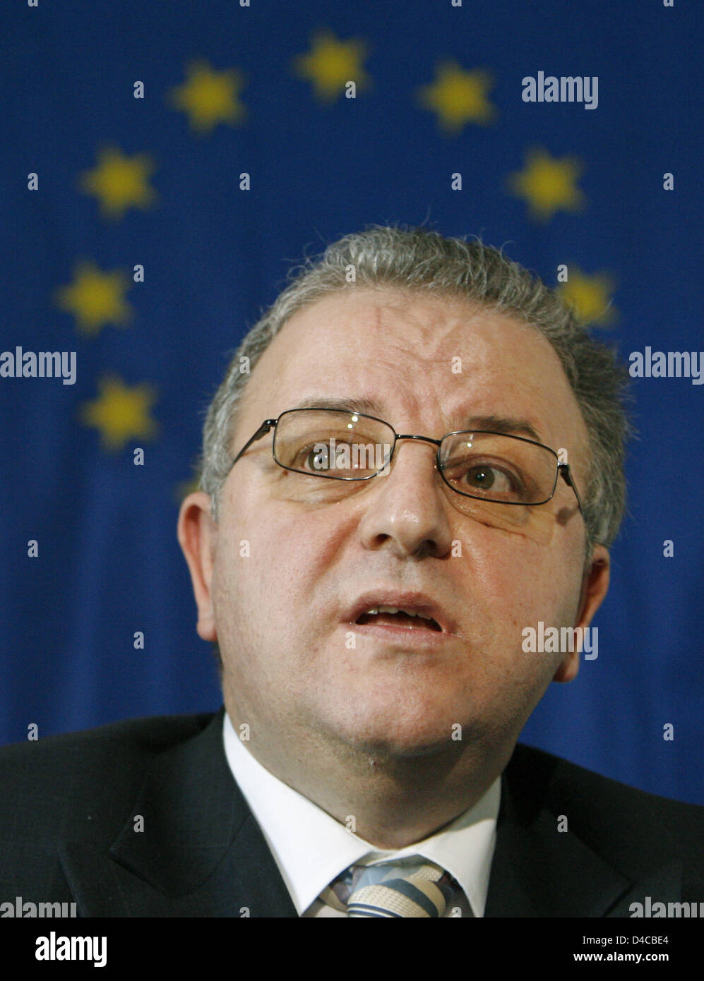 The picture shows Kenan Kolat the chairman of the intrest group Turkish community in Germany (TGD) speaking in front of a European flag at a press conference in Berlin, Germany, 10 January 2007. The TGD appealed to the German President to intervene in the heated debate about crime commited by young people in Germany and to help turn the heated debate into a rational discourse. TGD  Stock Photo
