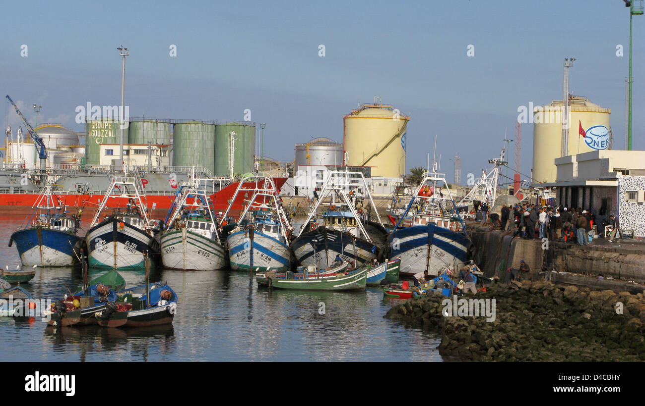The picture shows day labourers in the harbour of Mohammedia, Morocco, 16 December 2007. Photo: Lars Halbauer Stock Photo