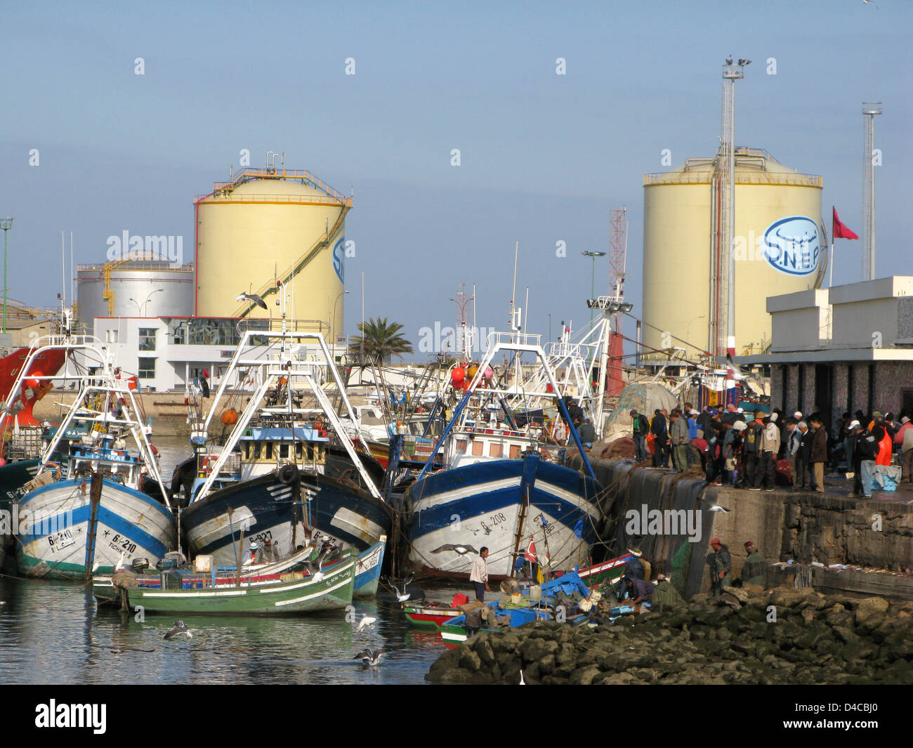 The picture shows day labourers in the harbour of Mohammedia, Morocco, 16 December 2007. Photo: Lars Halbauer Stock Photo
