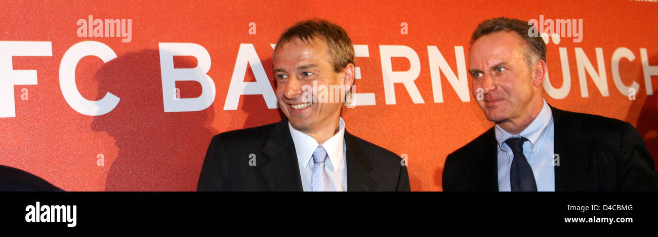 Bundesliga club FC Bayern Munich incoming head coach Juergen Klinsmann (L) and CEO Karl-Heinz Rummenigge (R) smile during the press conference in Munich, Germany, 11 January 2008. Klinsmann, former head coach of the German national team, will succeed outgoing Ottmar Hitzfeld from 01 July 2008 on. Photo: FRANK LEONHARDT Stock Photo