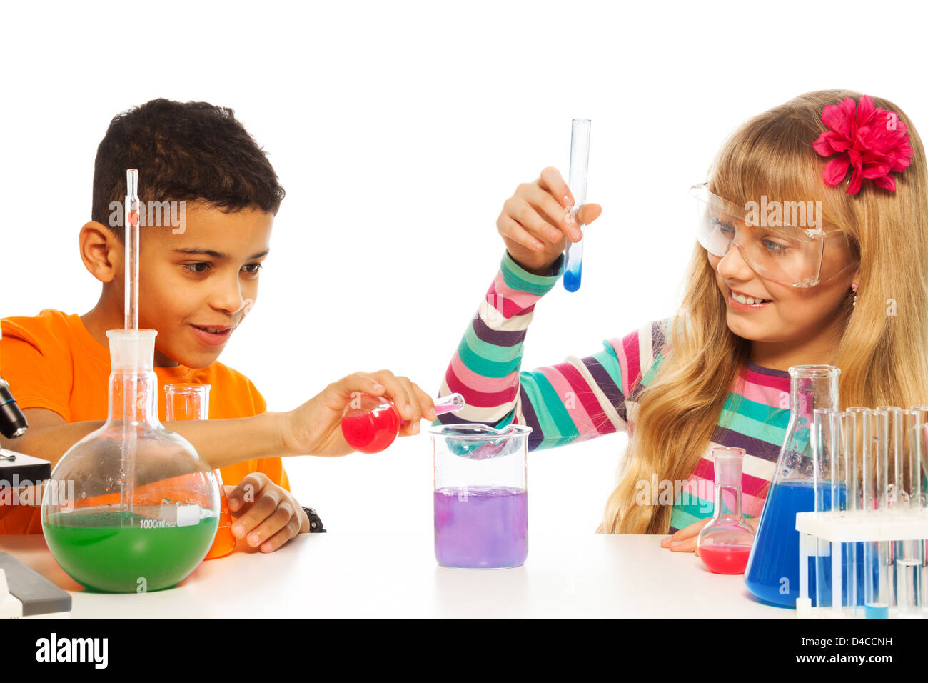 Детский эксперимент. Опыты на кухне для детей. Экспериментируем дома. Эксперименты для девочек. Дети проводят опыты на белом фоне.