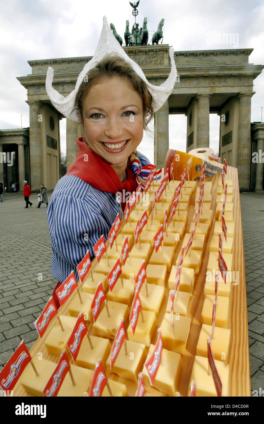 Frau Antje (C) mascot of the Dutch dairy association shows samples of cheese to give to tourists in front of the Brandenburg Gate, in Berlin, Germany, 17 January 2008. The world's largest exhibition for the food industry, agriculture and horticulture 'International Green Week' 2008 will take  place from 18 to 28 January 2008. Photo: WOLFGANG KUMM Stock Photo