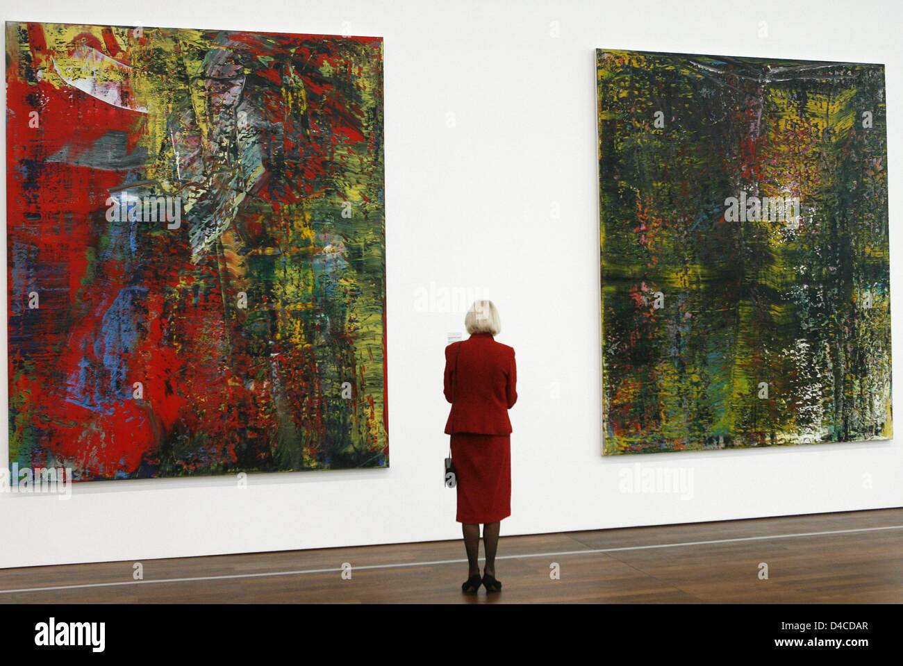 A visitor looks at the paitings 'Abstraktes Bild, Courbet' ('Abstract Painting, Courbet') (L) and 'Schraege' ('Slant') (1988,R) by German artist Gerhard Richter at the 'Museum Frieder Burda' in Baden-Baden, Germany, 18 January 2008. The museum presents more than 60 artworks by Gerhard Richter, which the artist created between 1963 and 2007. The exhibtion 'Gerhard Richter. Bilder au Stock Photo