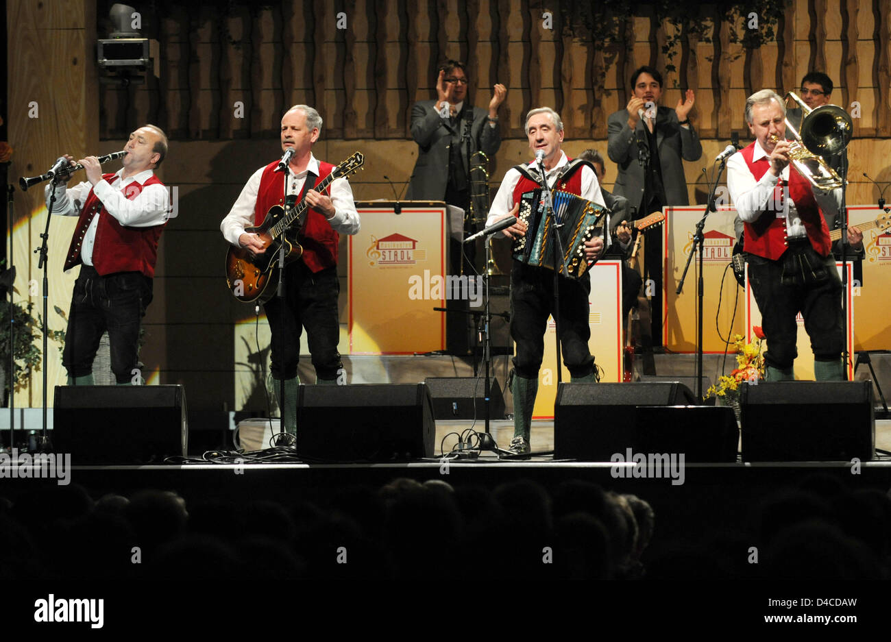 Austrian folk music group 'Die Stoakogler', Reinhold Willingshofer (LR