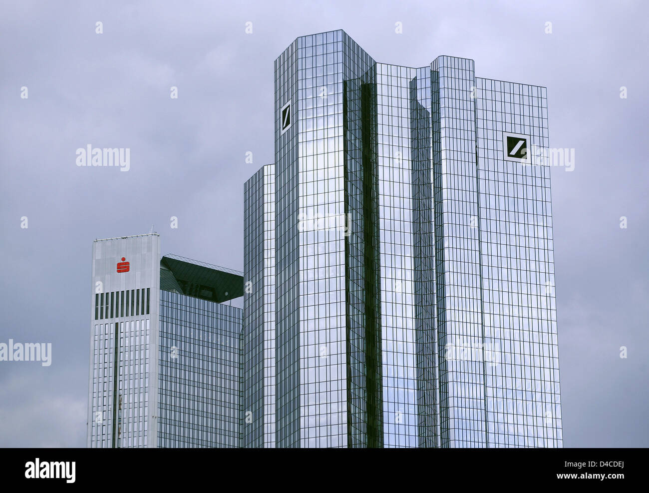 The picture shows the towers of Deutsche Bank (R) and Sparkasse (L) in Frankfurt Main, Germany, 12 July 2007. Photo: Wolfram Steinberg Stock Photo