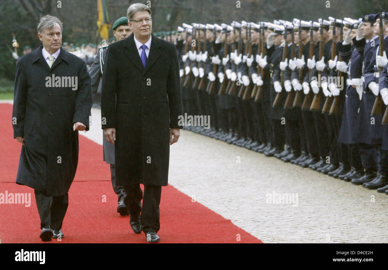 German President Horst Koehler (L) and the Latvian President Valdis Zatlers walk past the guards of honour during the reception at Bellevue palace in Berlin, 21 January 2007. The President of Latvia pays a two-day visit to Germany. Photo: KLAUS DIEMTAR GABBERT Stock Photo