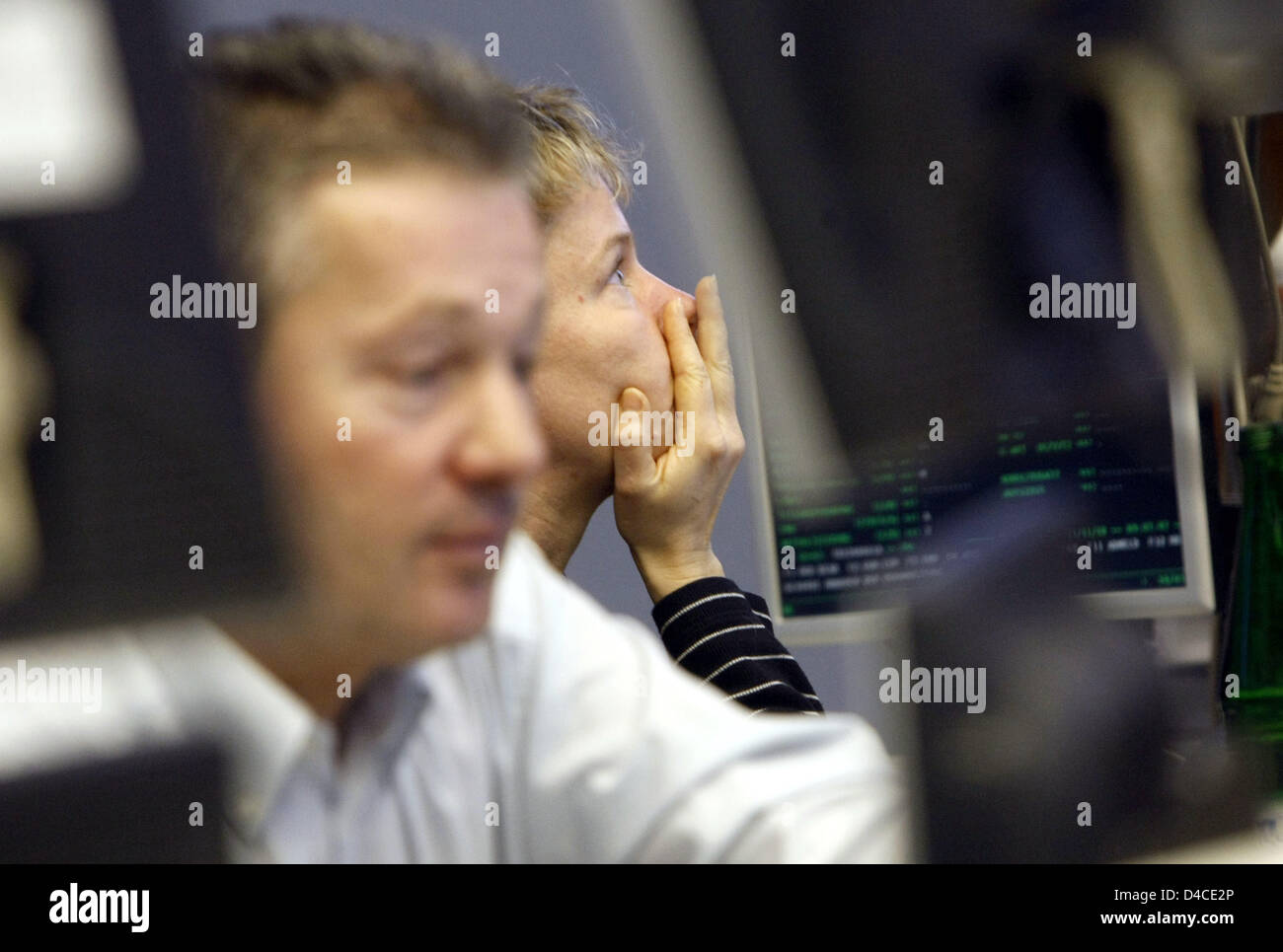 Stockbrokers look at their monitors at the Stock Exchange Frankfurt, Germany, 21 January 2008. Negative stock trends also lead to massive losses in share prices in Germany. Falling under 7000 points the DAX reached its lowest value since April 2007. Photo: Frank Rumpenhorst Stock Photo