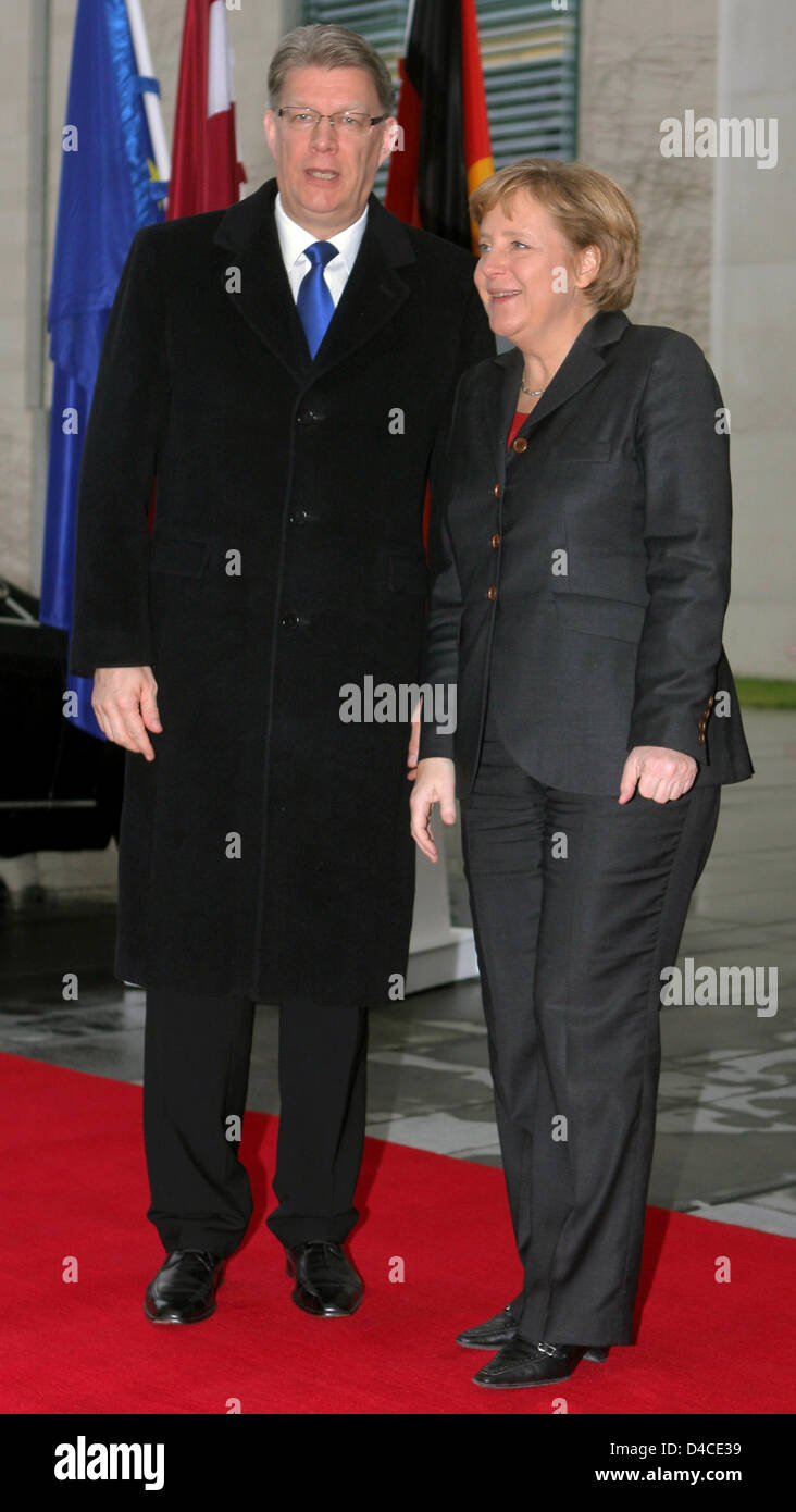 German Chancellor Angela Merkel (R) receives the Latvian President Valdis Zatlers for talks at the Chancellery in Berlin, 21 January 2007. The President of Latvia pays a two-day visit to Germany. Photo: TIM BRAKEMEIER Stock Photo