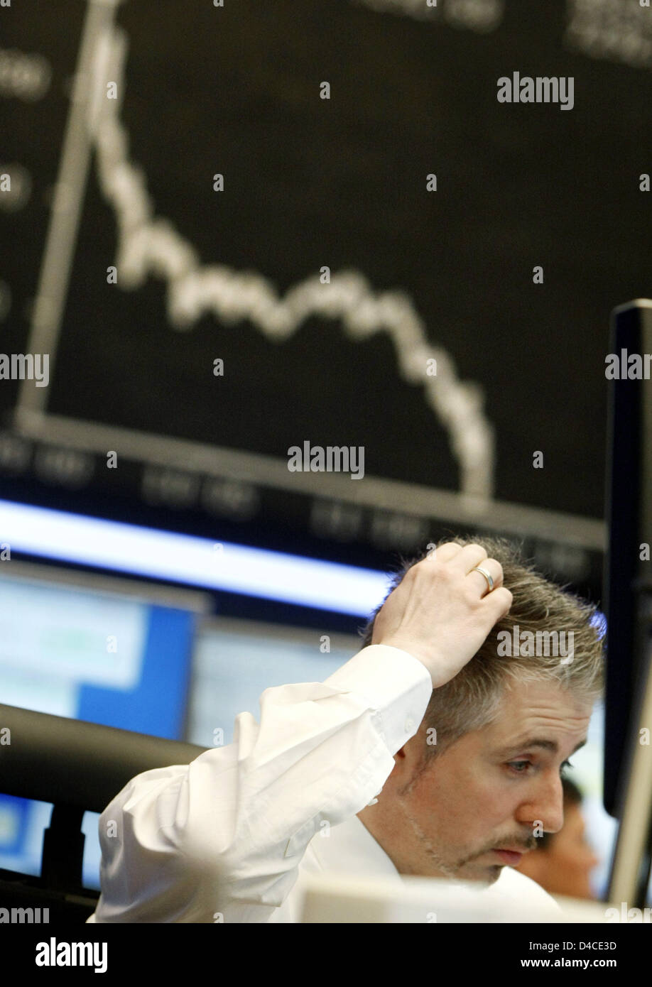 Stockbroker Dirk Mueller gestures underneath a plunging DAX curve at the Stock Exchange Frankfurt, Germany, 21 January 2008. Negative stock trends also lead to massive losses in share prices in Germany. Falling under 7000 points the DAX reached its lowest value since April 2007. Photo: Frank Rumpenhorst Stock Photo