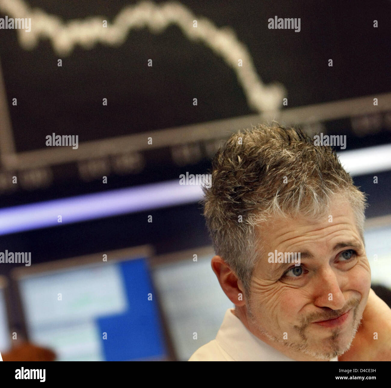 Stockbroker Dirk Mueller grimaces underneath a plunging DAX curve at the Stock Exchange Frankfurt, Germany, 21 January 2008. Negative stock trends also lead to massive losses in share prices in Germany. Falling under 7000 points the DAX reached its lowest value since April 2007. Photo: Frank Rumpenhorst Stock Photo