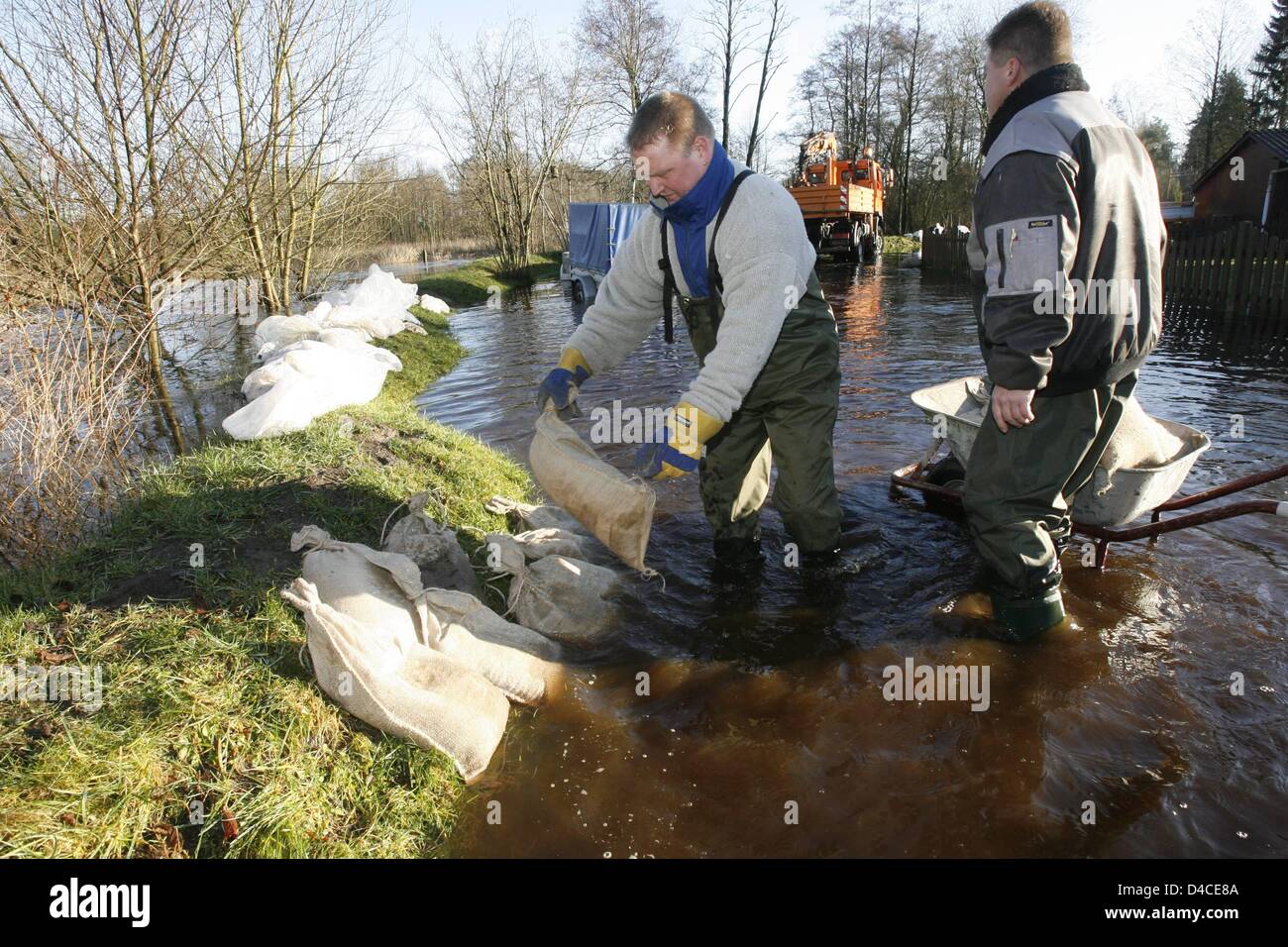 People try to keep out the water from Tostedt-Wistedt, Germany, 22 January 2008. Extensive continuous rain flooded streets and cellars in Lower Saxony. An evacuation did not become necessary for the dykes and buildings could be secured with more than 5,000 sandbags. Photo: MAURIZIO GAMBARINI Stock Photo
