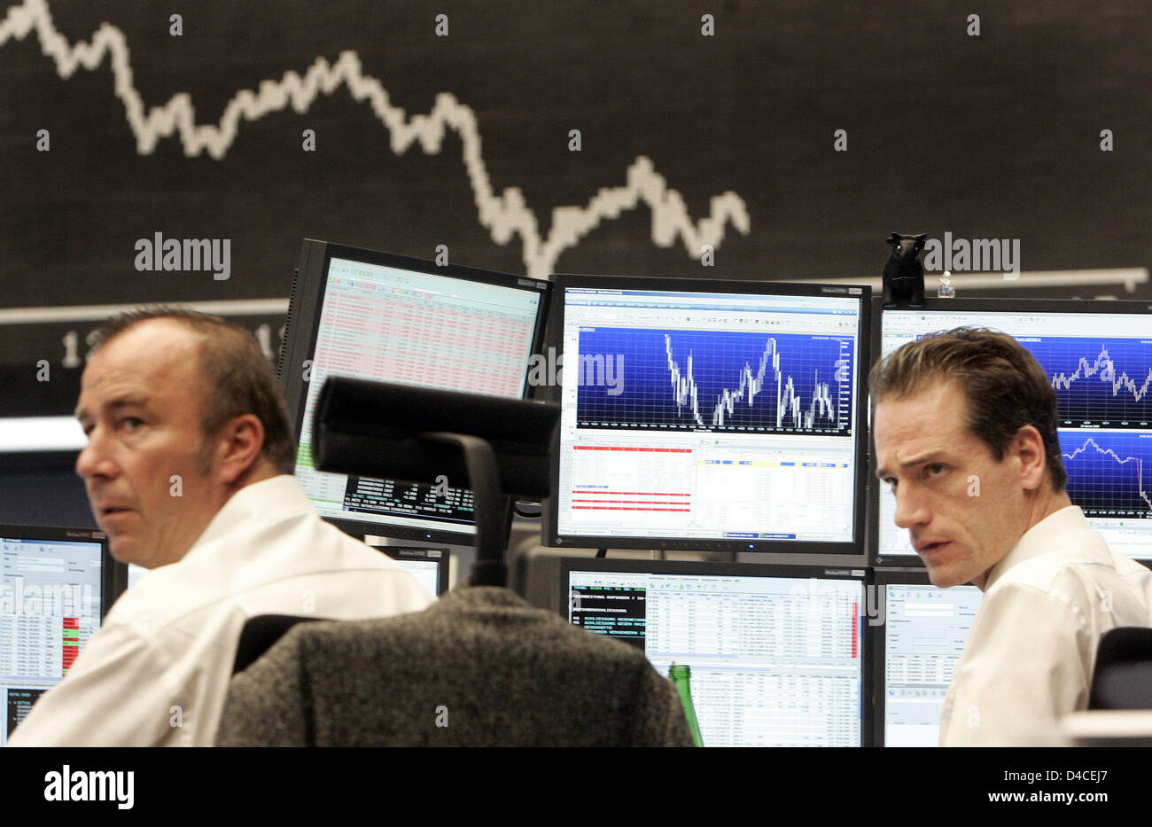 Two brokers watch the share prices at the stock exchange in Frankfurt Main, Germany, 23 January 2008. After massive share price losses on Monday, 21 January 2008, stock markets are still very nervous. Photo: FRANK MAY Stock Photo