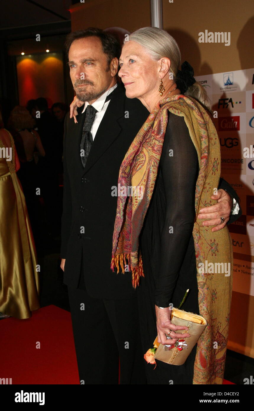 Italian actor Franco Nero and his wife British actress Vanessa Redgrave arrive at the Diva entertainment award gala in Munich, 24 January 2008. Both were admitted to the Diva 'Hall of Fame'. Photo: Ursula Dueren Stock Photo