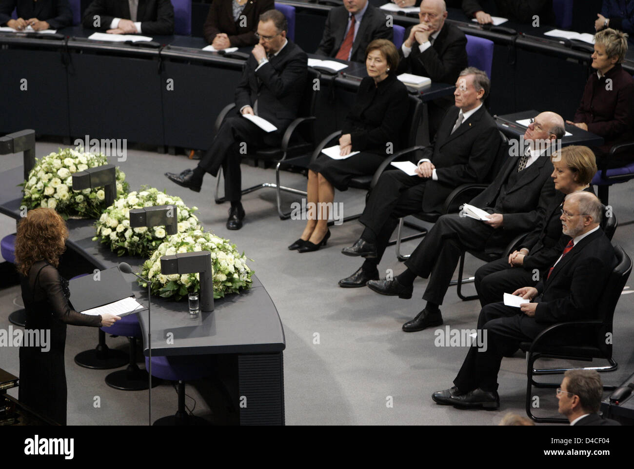 Ilse Weber (L) performs in the presence of Prime Minister of Mecklenburg Vorpommern Harald Ringstorff (R-L), German Chancellor Angela Merkel, the President of the Bundestag Norbert Lammert, German President Horst Koehler, his wife Eva and the President of the Federal Constitutional Court  Hans-Juergen Papier  during a commemoration ceremony at the Bundestag in Berlin, 25 January 20 Stock Photo