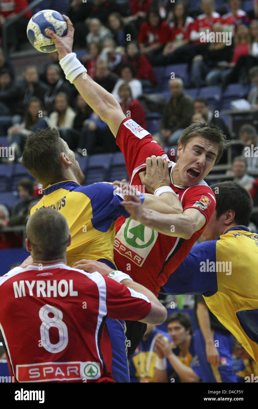 Andre Jorgensen (C) of Norway and Kim Andersson (R) and Robert Arrhenius (L) of Sweden shown in action in the match for fifth place during the Handball European Championships at Hakonshall in Lillehammer, Norway, 26 January 2008. Photo: JENS WOLF Stock Photo