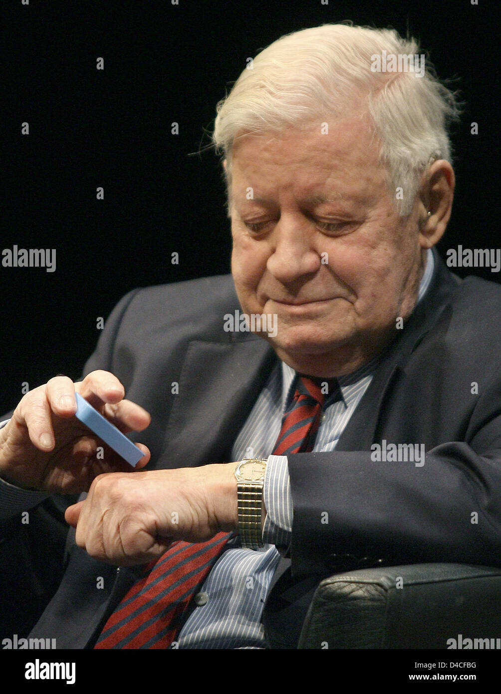 Former German Chancellor Helmut Schmidt takes some snuff at a pre-election  party of the SPD (Social Democrats) in Hamburg, Germany, 27 January 2008.  After being charged for battery for smoking cigarettes despite
