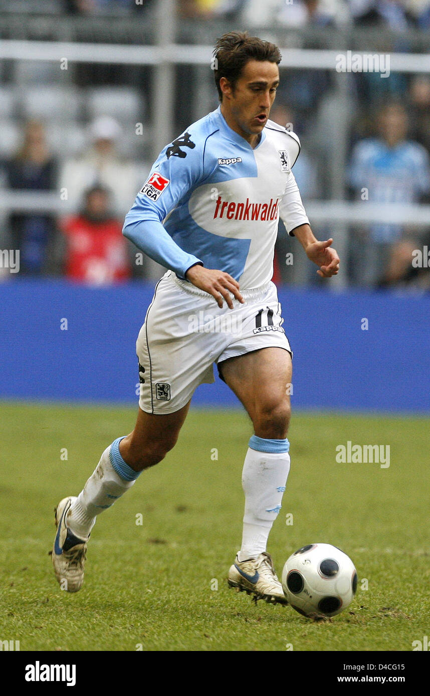 Josh Wolff of 1860 Munich leads the ball during the soccer friendly FC  Bayern Munich vs TSV 1860 Munich at Allianz-Arena in Munich, Germany, 26  January 2008. Photo: Daniel Karmann Stock Photo - Alamy