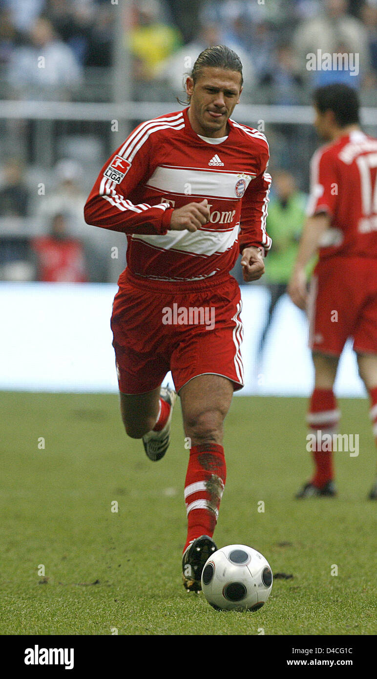 Josh Wolff of 1860 Munich leads the ball during the soccer friendly FC  Bayern Munich vs TSV 1860 Munich at Allianz-Arena in Munich, Germany, 26  January 2008. Photo: Daniel Karmann Stock Photo - Alamy