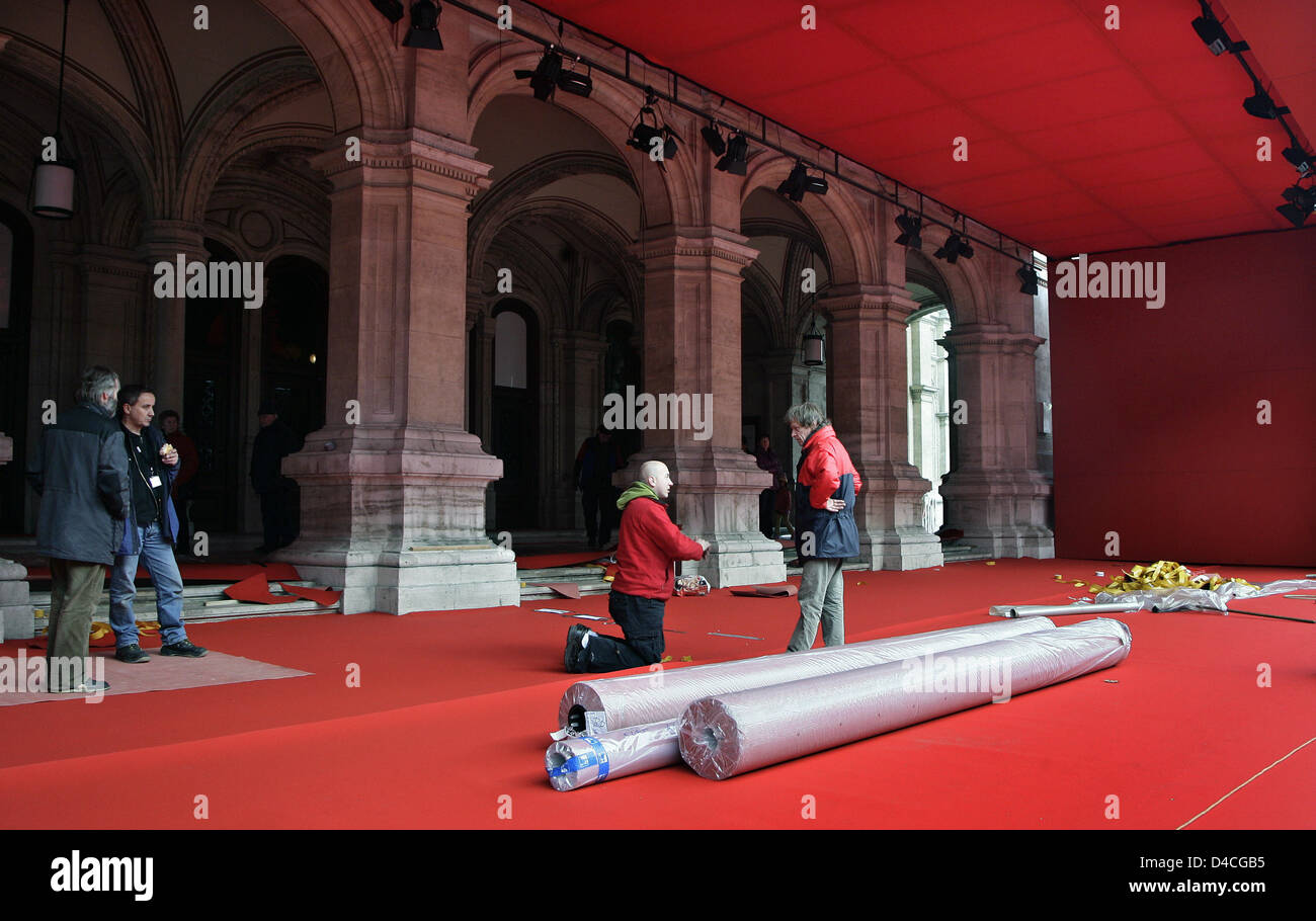 Workers perform the preperations of the red carpet for the Vienna Opera Ball 2008 in Vienna, Austria, 31 January 2008. A red carpet is laid out for the first time at the traditional and highly sophisticated event taking place later the evening. Photo: ARNO BURGI Stock Photo