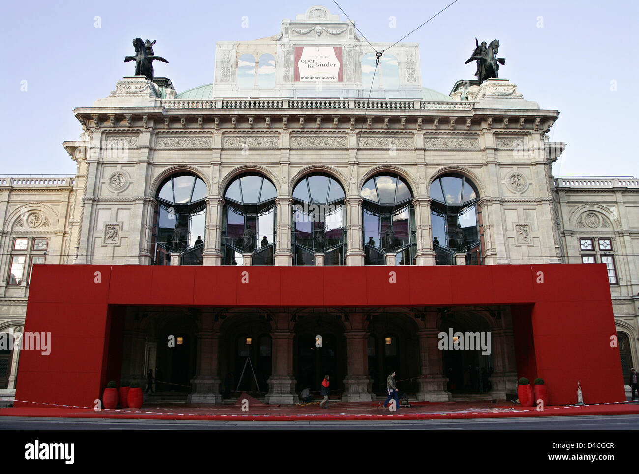 The preperations of the red carpet take place for the Vienna Opera Ball 2008 in Vienna, Austria, 31 January 2008. A red carpet is laid out for the first time at the traditional and highly sophisticated event taking place later the evening. Photo: ARNO BURGI Stock Photo