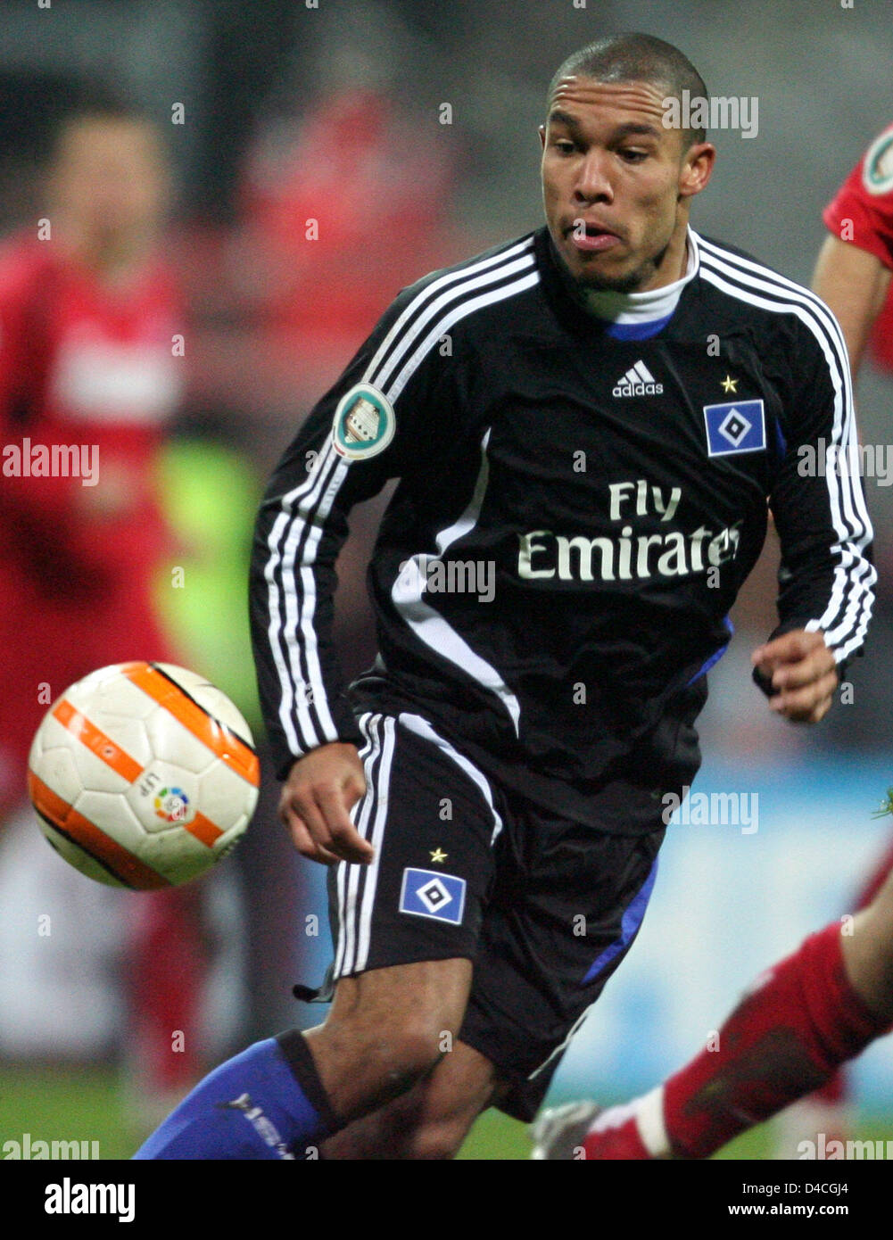 Nigel de Jong of Hamburg controls the ball during the DFB Cup round of 16 match Rot-Weiss Essen v SV Hamburg at Georg Melches stadium of Esses, Germany, 30 January 2008. Hamburg defeated third-division club Essen 3-0. Photo: Roland Weihrauch Stock Photo