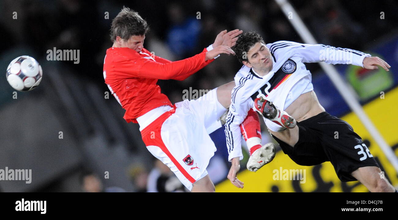 Germany's Mario Gomez (R) vies for the ball with Austria's Sebastian Proedl during the international friendly match Austria vs Germany at Ernst-Happel-stadium in Vienna, Austria, 06 February 2008. Photo: Peter Kneffel Stock Photo