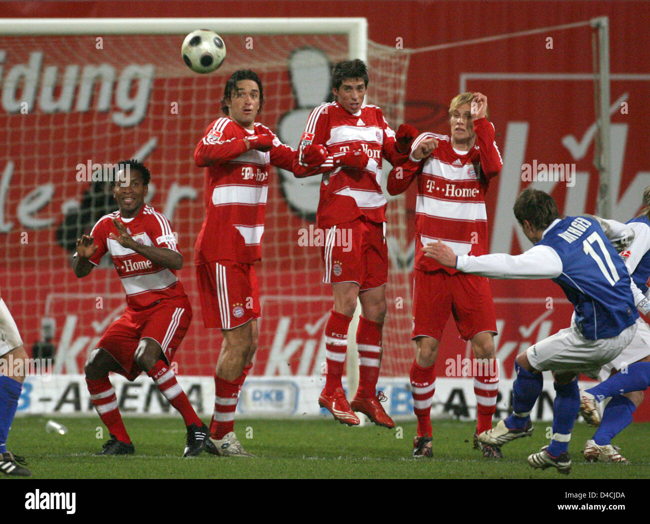 Bayern Munich's Ze Roberto (L-R), Luca Toni, Jose Ernesto Sosa and Andreas Ottl form a wall against the freekick by Rostock's Tobias Rathgeb (R) during the Bundesliga match Hansa Rostock vs FC Bayern Munich at DKB-Arena stadium in Rostock, Germany, 01 February 2008. Bayern Munich won the match 2-1. Photo: Jens Buettner Stock Photo