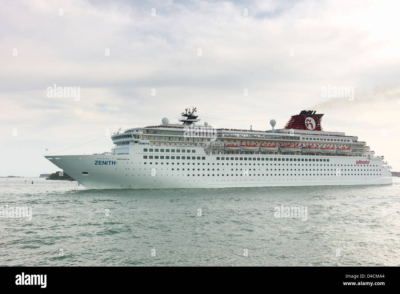 Cruise ship venice italy hi-res stock photography and images - Alamy