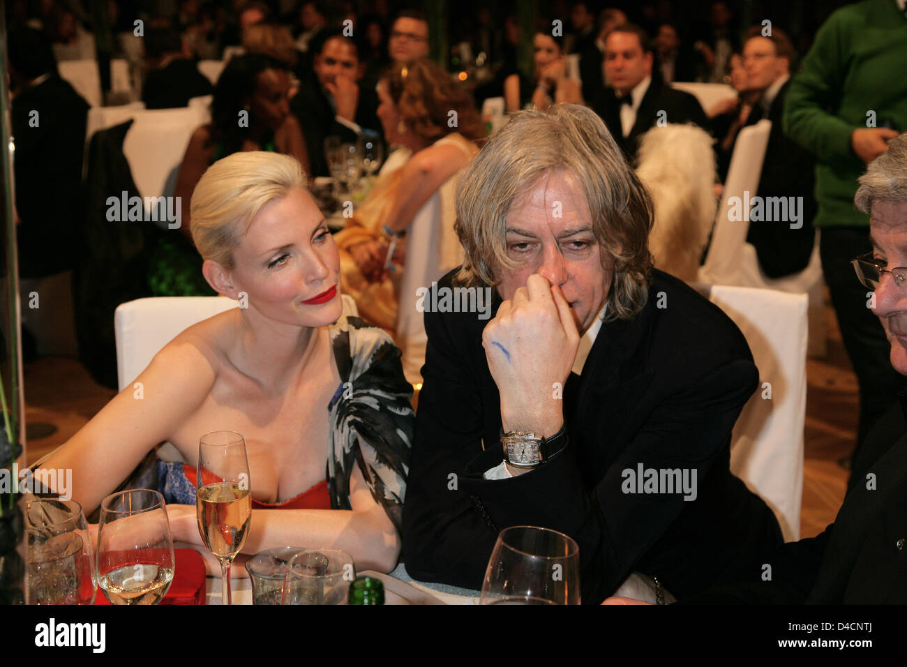 Irish musician and activist Bob Geldof (R) and German supermodel Nadja Auermann, have a drink at the charity gala 'Cinema for Peace' in Berlin, Germany, 11 February 2008. The annual charity event takes place in the course of the 58th Berlinale. Photo: Jens Kalaene Stock Photo