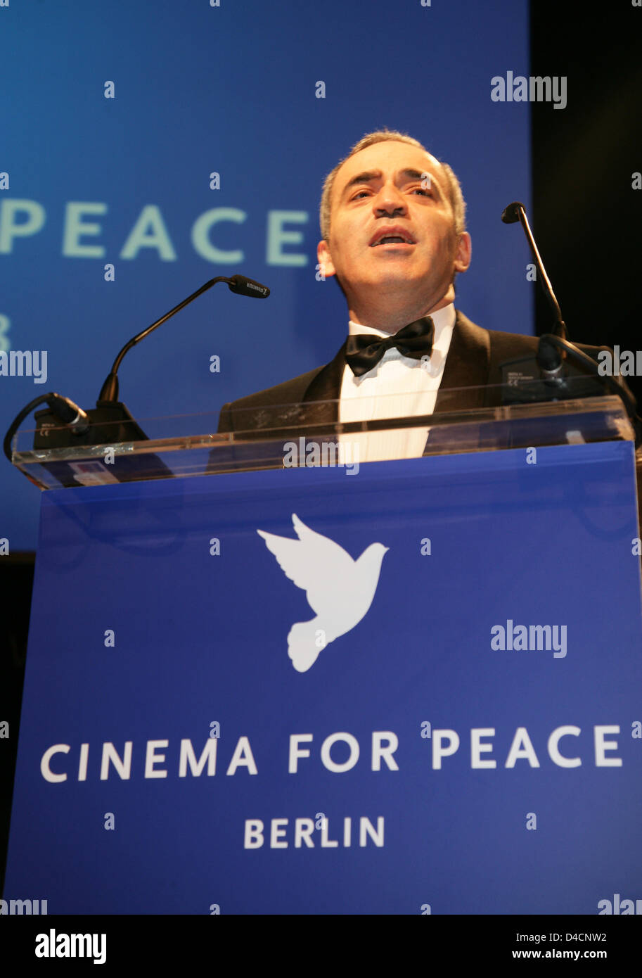 Russian opposition activist and legendary chess grandmaster Garri Kasparov delivers a speech at the charity gala 'Cinema for Peace' in Berlin, Germany, 11 February 2008. The annual charity event takes place in the course of the 58th Berlinale. Photo: Jens Kalaene Stock Photo